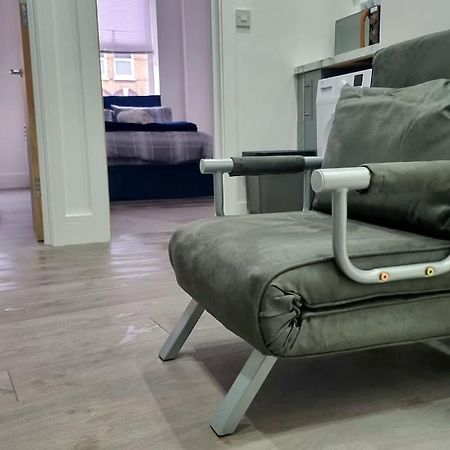 2 Bed Cosy Flat Close To Bus & Tube Station Londres Exterior foto