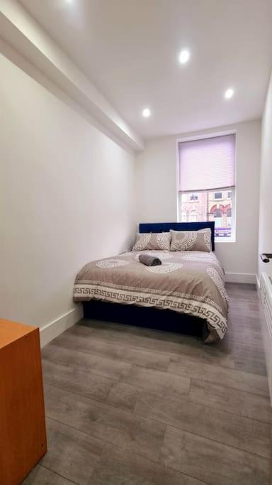 2 Bed Cosy Flat Close To Bus & Tube Station Londres Exterior foto