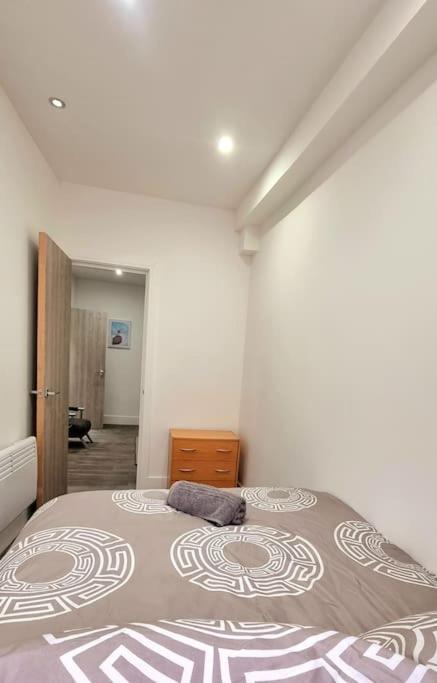 2 Bed Cosy Flat Close To Bus & Tube Station Londres Exterior foto