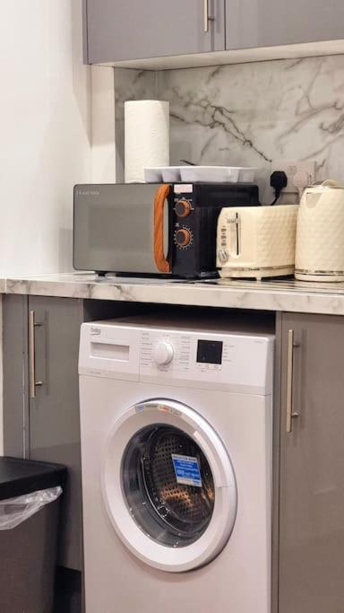 2 Bed Cosy Flat Close To Bus & Tube Station Londres Exterior foto