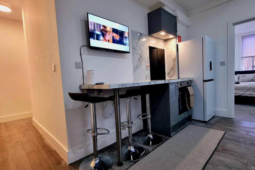 2 Bed Cosy Flat Close To Bus & Tube Station Londres Exterior foto