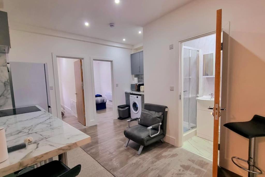 2 Bed Cosy Flat Close To Bus & Tube Station Londres Exterior foto